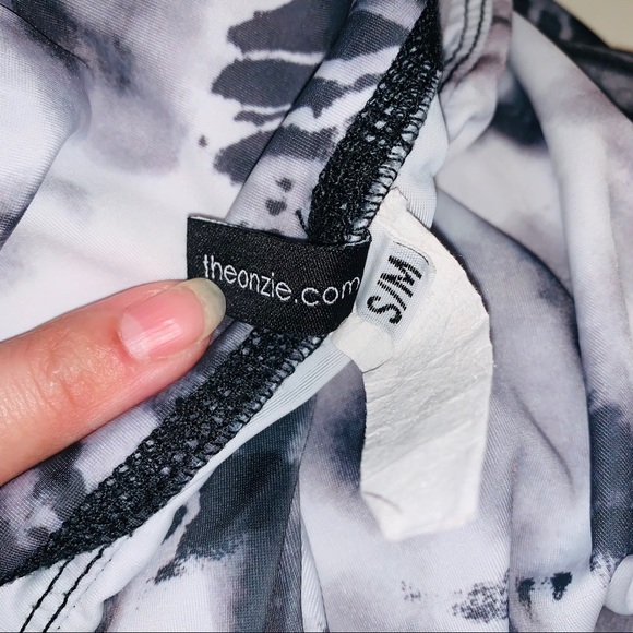 Onzie | Graphic Crop Leggings - Picture 7 of 8